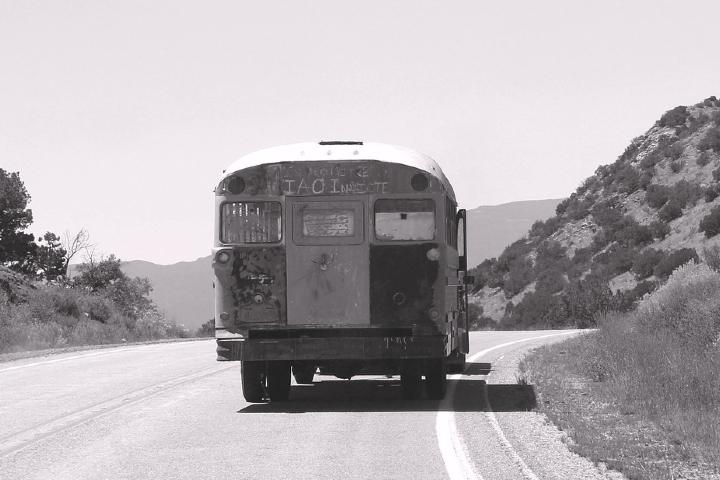 autobus viejo en caretera Foto Archivo