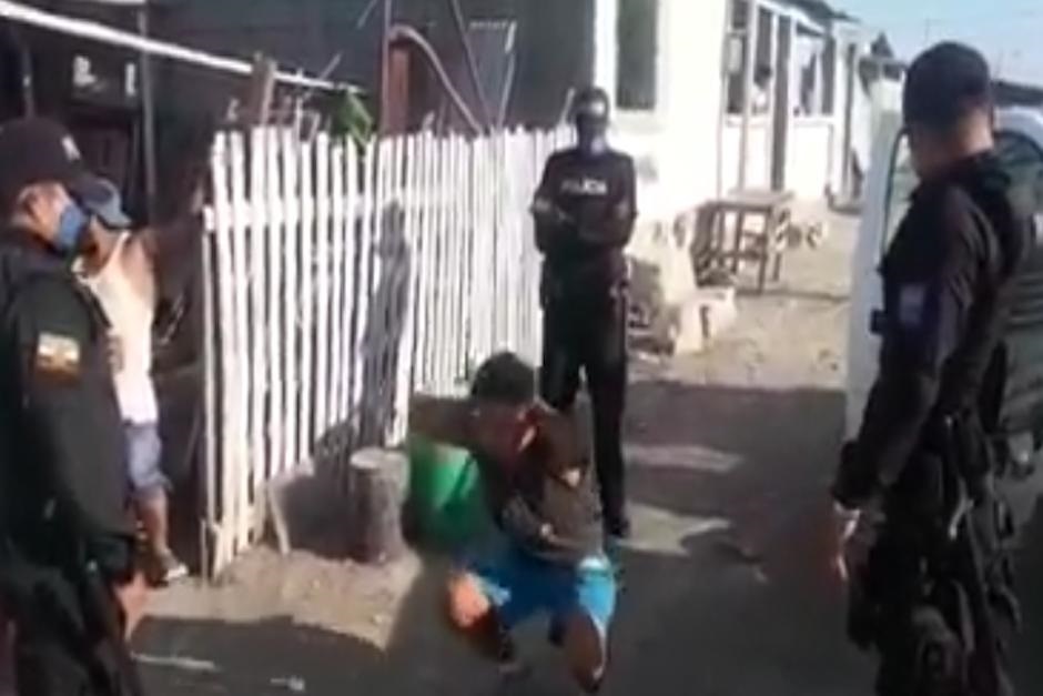 policias castigan hombre incumplio toque queda guatemala soy502
